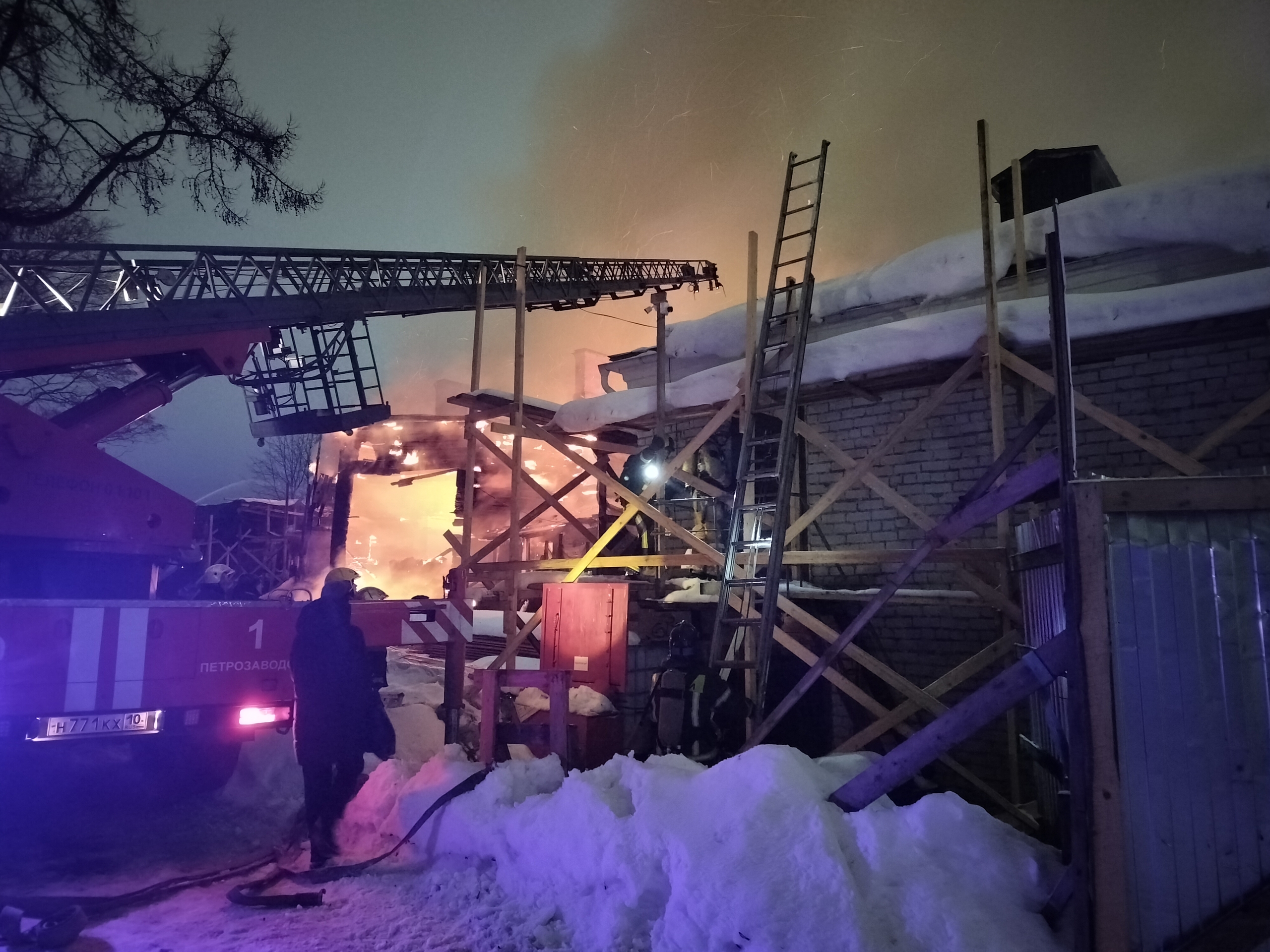 МЧС: тушению пожара в Доме горного начальника мешал замерзший гидрант