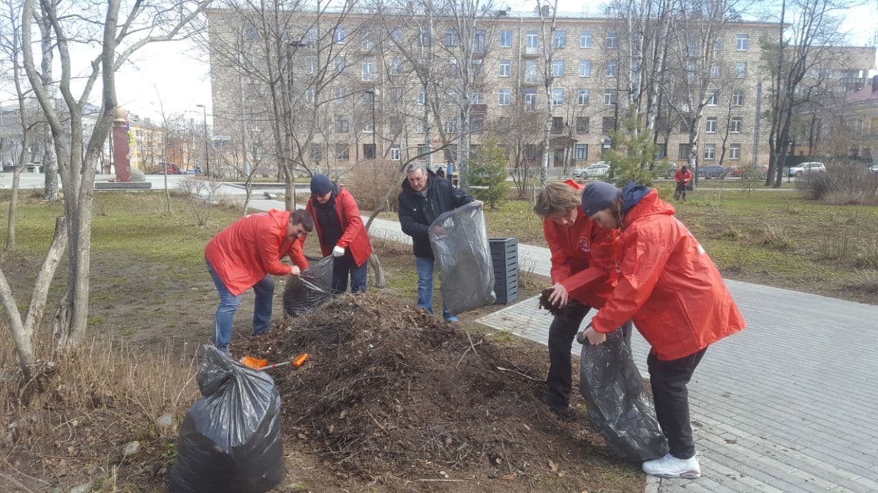 Более 150 человек провели субботник в центре Петрозаводска (ФОТО) | СТОЛИЦА  на Онего