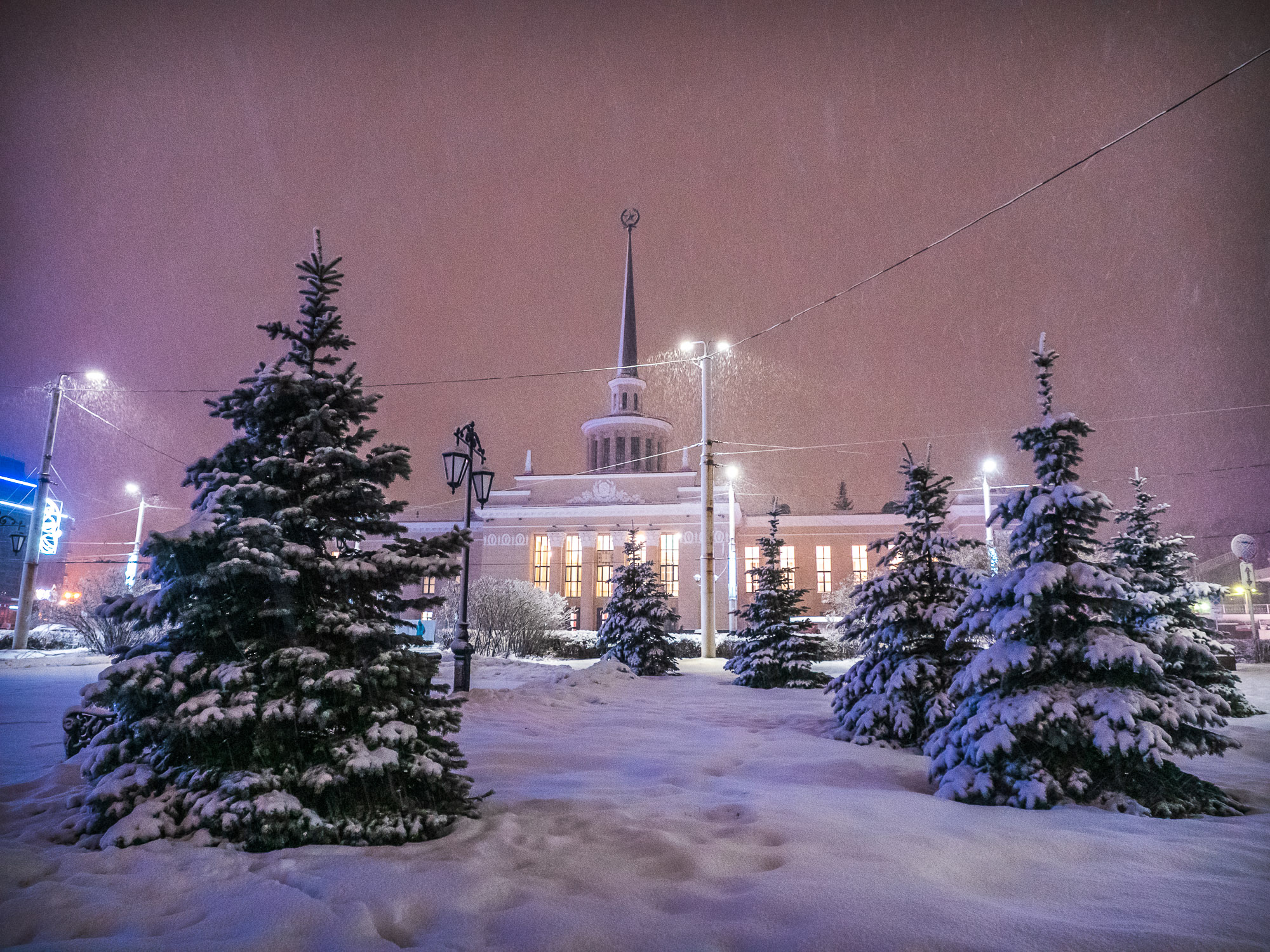 Ели петрозаводска. Карелия зимой Петрозаводск. Петрозаводск в декабре. Петрозаводск зимой центр. Центральная площадь Петрозаводска зимой.