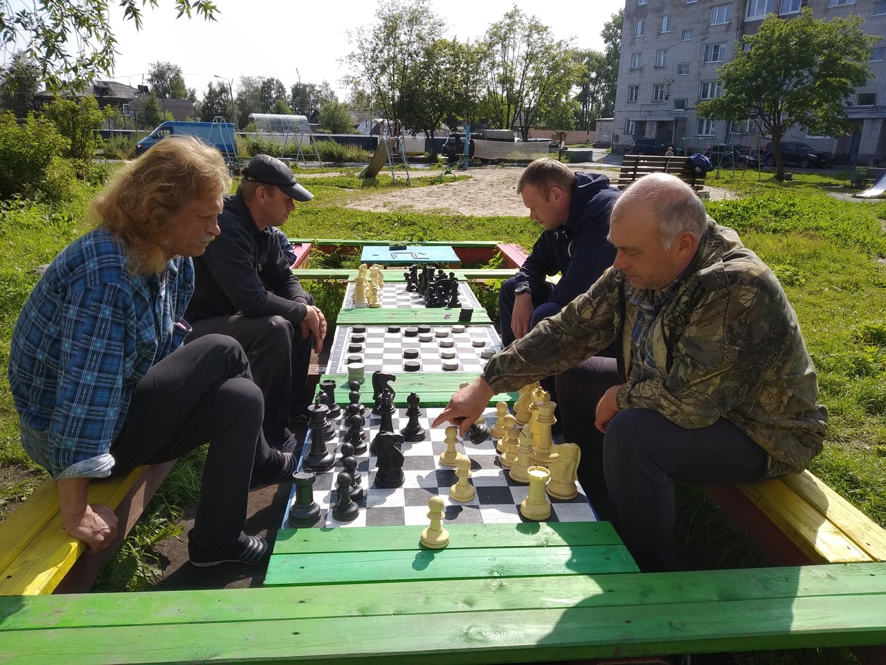 Житель Беломорска своими руками соорудил спортплощадку во дворе (ФОТО) |  СТОЛИЦА на Онего