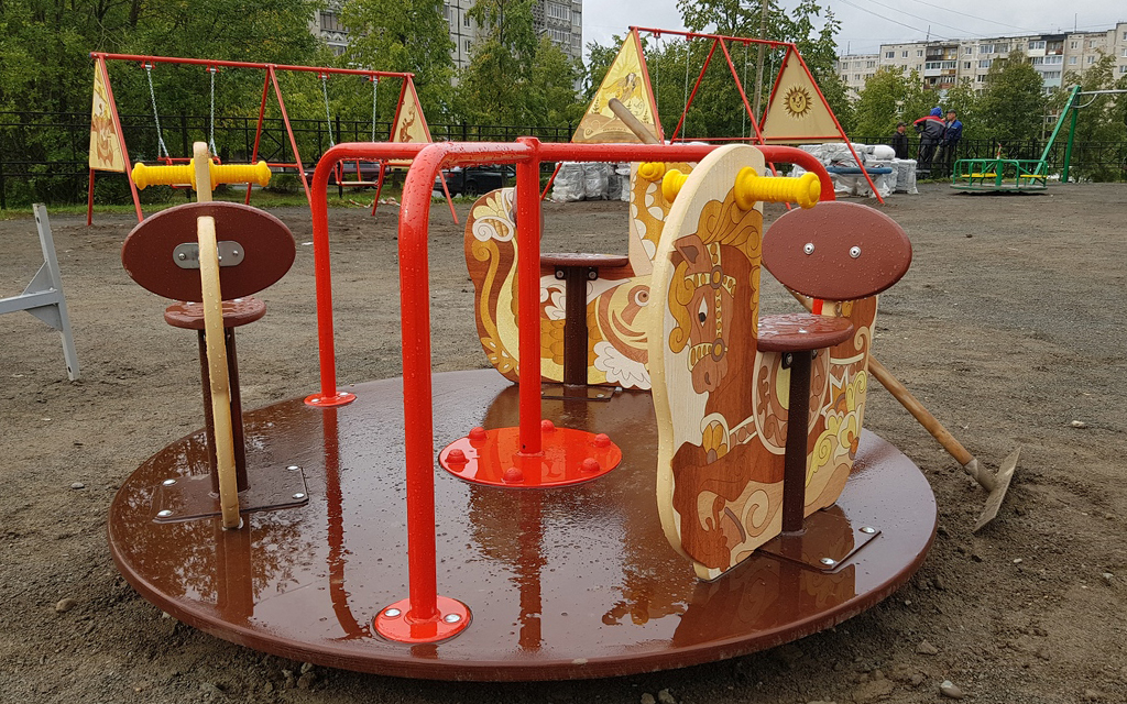 Новую детскую площадку на Кукковке выполнили в "русском стиле" (ФОТО) |  СТОЛИЦА на Онего