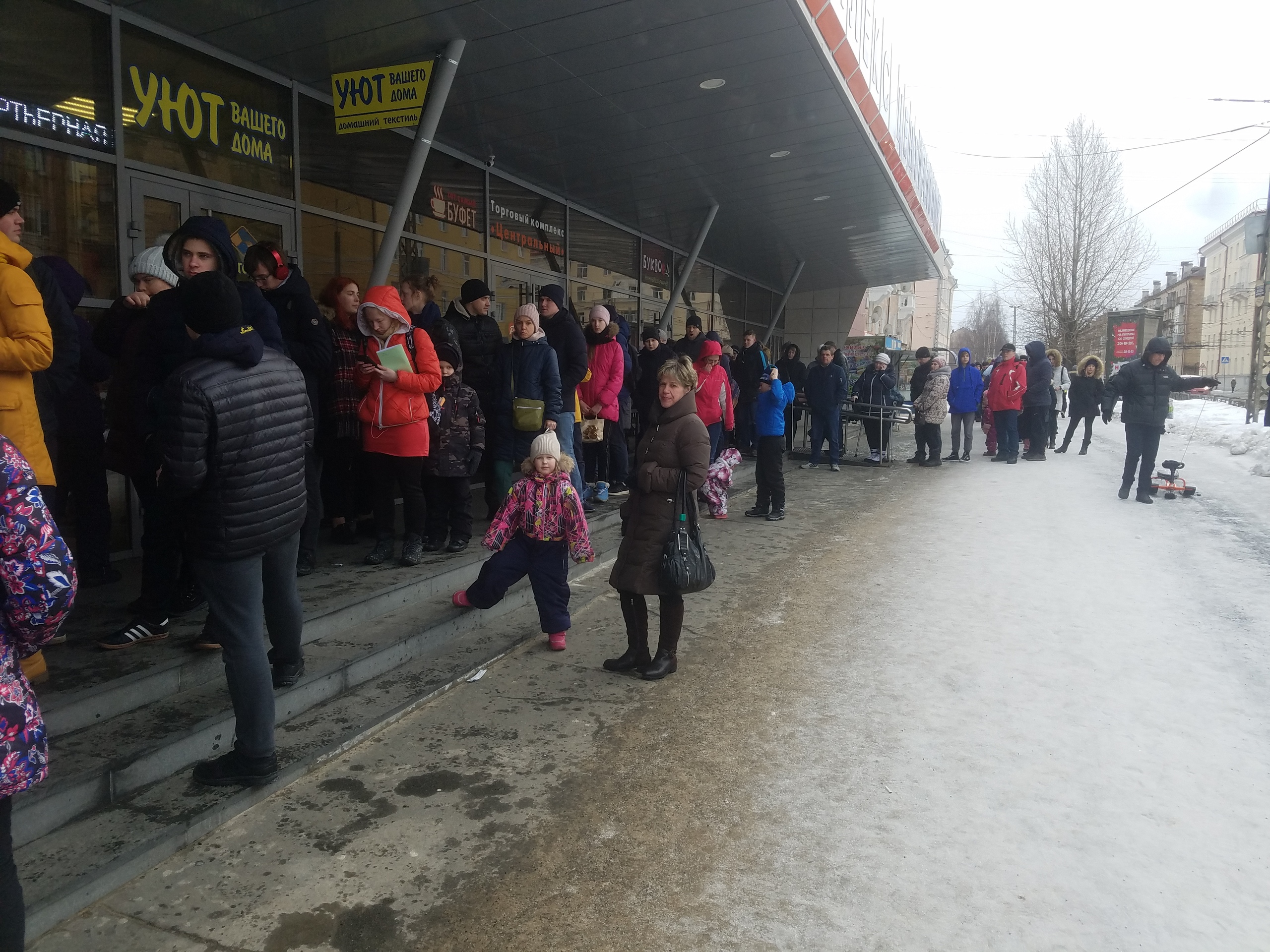 ФОТО: Сотни жителей Петрозаводска выстроились в очередь за почти халявной  пиццей | СТОЛИЦА на Онего